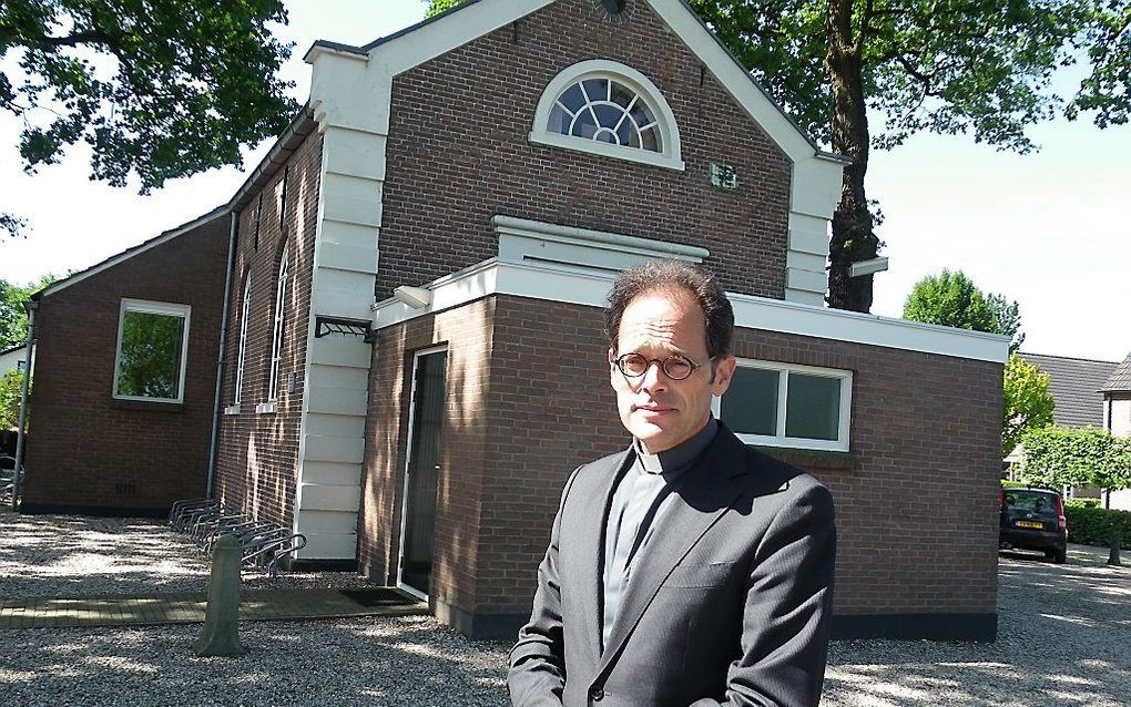 Dr. E. E. Bouter neemt beroep aan naar hervormd Hendrik-Ido-Ambacht