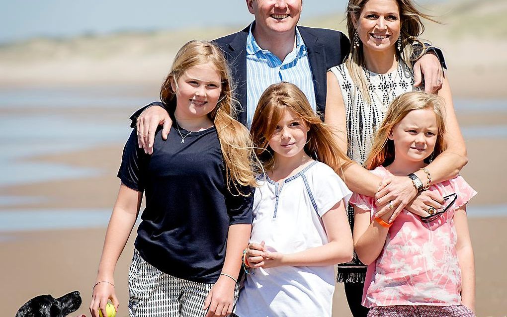 Willem-Alexander met dochters bij McDonald’s