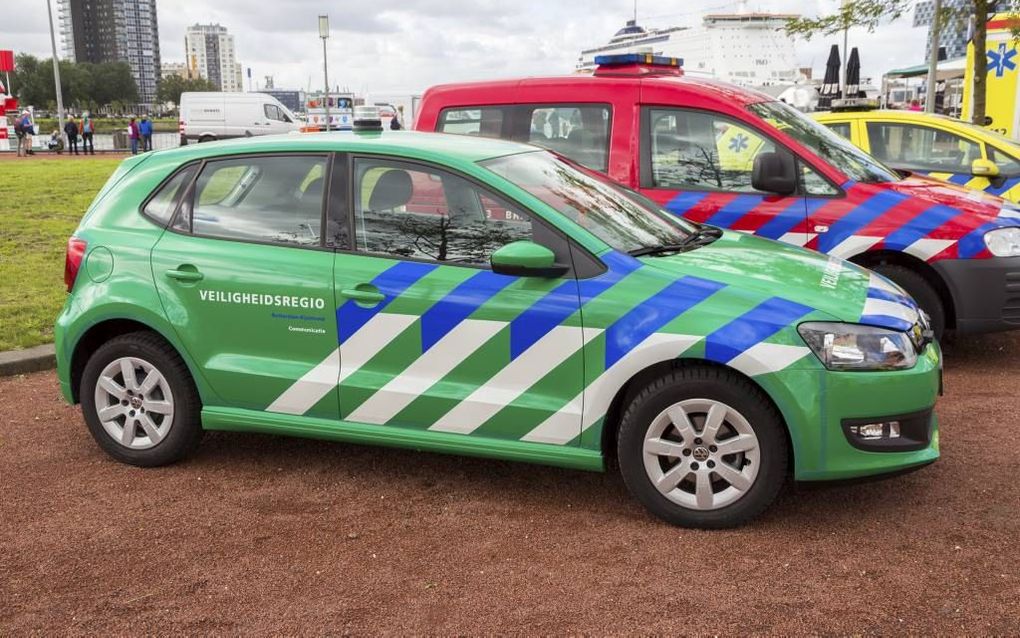 En weer komen er auto’s bij die het blauwe zwaailicht voeren En weer komen er auto’s bij die het blauwe zwaailicht voeren