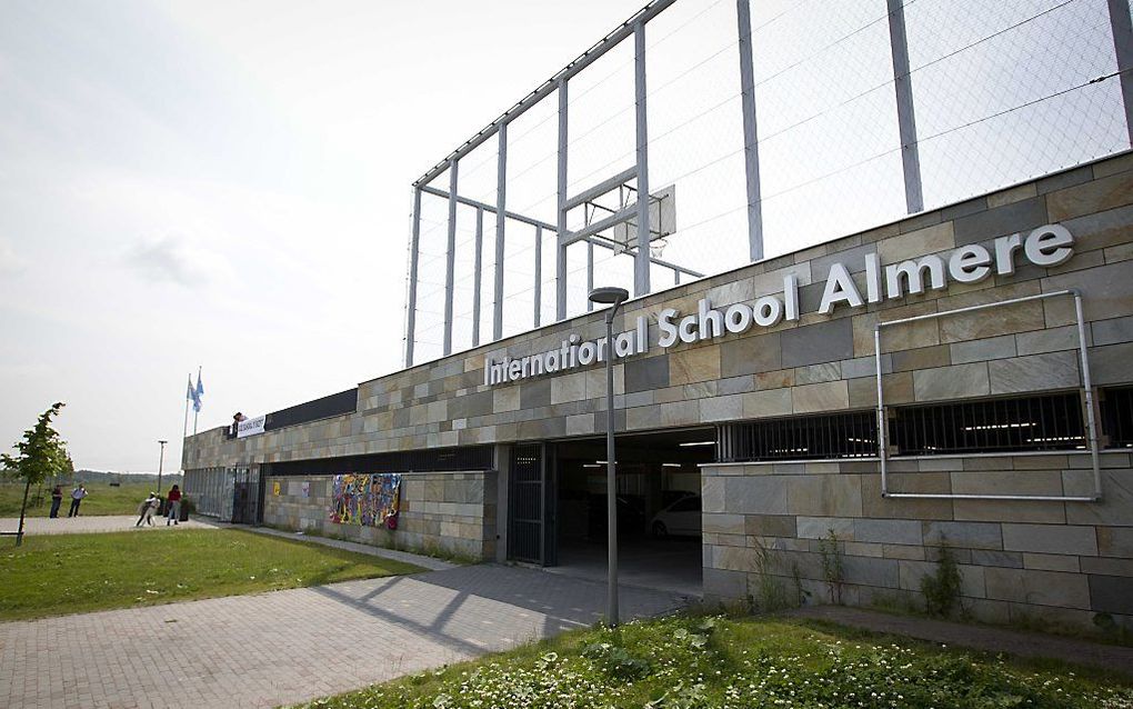 International School Almere blijft open