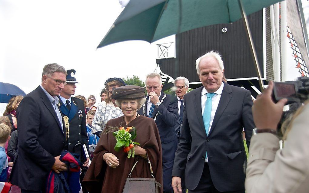 Beatrix opent in de regen molendag van jarige vereniging Zeeuwse Molen ...