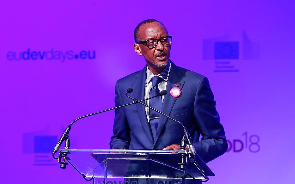 Foto: Paul Kagame, een fervent fan van voetbalclub Arsenal, speechte 5 juni op de Europese Ontwikkelingsdagen in Brussel. beeld EPA, Olivier Hoslet