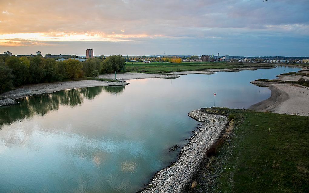 Laagste waterstand Rijn ooit; zandvlakten in Duitse deel rivier