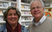 Boekhandelaar Johan Brokking met zijn echtgenote. beeld EMG