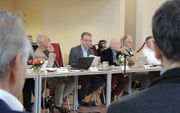Voorzitter ds. W. Smouter (midden) en secretaris B. Versteeg, hier tijdens de landelijke vergadering (lv) 2013 van de NGK, zijn opnieuw gekozen in het moderamen van de lv van 2016. beeld RD