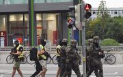 MUNCHEN. Duitse veiligheidstroepen kwamen gisteravond massaal in actie na een schietpartij in Munchen. beeld EPA, Felix Hörhager