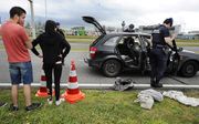 Leden van de Koninklijke Marechaussee voeren controles uit bij voertuigen rondom Schiphol. De autoriteiten hebben een signaal van extra terreurdreiging en daarom controleert de marechaussee het verkeer naar de luchthaven. beeld ANP