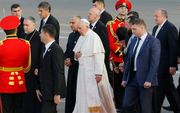 De paus arriveert in Georgië. beeld EPA, Zurab Kurtsikidze