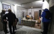 Bezoekers bekijken de nagebouwde Führerbunker. beeld EPA