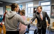 Koning Willem-Alexander brengt een verrassingsbezoek aan het VeenLanden College in Mijdrecht. beeld ANP