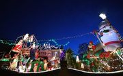 Bij de Britse Kerst is Santa Claus overal zichtbaar, vertelt dr. Eglinton. Foto: een versierd huis in het zuiden van Londen. beeld EPA