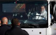 Forensisch onderzoek op de plaats van de aanslag in Jeruzalem. beeld AFP
