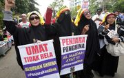 Indonesische moslimvrouwen demonstreren tegen de christelijke gouverneur van Jakarta, algemeen bekend onder de naam Ahok. Hij wordt ervan beschuldigd de Koran te hebben ontheiligd. Op hun posters is onder meer te lezen ”De moslims willen geen mensen die d