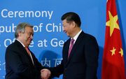GENEVE. Naast Davos, deed de Chinese president Xi Jinping (r.) deze week ook Geneve aan, en ontmoette hij op het VN-hoofdkwartier de nieuwe VN-chef Antonio Guterres. beeld  EPA, Denis Balibouse