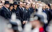 De Zweedse koning Carl Gustaf (L), koningin Silvia (2L), kroonprinses Victoria (2R), prins Daniel, prins Carl Philip en prinses Sofia nemen deel aan de ceremonie voor de slachtoffers van de aanslag met een vrachtwagen in Stockholm op 7 april 2017. beeld A