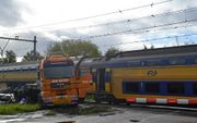 In Wouw, bij Roosendaal, is vrijdagochtend een passagierstrein op een dieplader gereden. beeld ANP