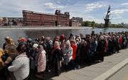 Bij een kathedraal in Moskou stond maandag een kilometers lange rij Russen die de kist met beenderen van de als heilige vereerde Sint-Nicolaas wilden kussen. De kist –afkomstig uit Italië– is tot 12 juli in Rusland. beeld  EPA, Yuri Kochetkov