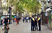 Politieagenten na de aanslag in Barcelona. beeld ANP, Robin Utrecht