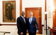 De gouverneur van Sint Maarten, Holiday, samen met koning Willem Alexander. Beeld ANP, Robin van Lonkhuijsen