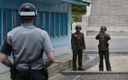 Noord-Koreaanse militairen (r.) ontmoeten Zuid-Koreaanse collega's langs de demarcatielijn. beeld  EPA, YONHAP SOUTH KOREA