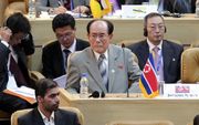 De hoogbejaarde voorzitter van het Presidium van het Noord-Koreaanse Volkscongres  Kim Jong Nam (m.) leidt de Noord-Koreaanse delegatie die vijdag de Winterspelen in Zuid-Korea zal bijwonen. beeld  EPA,  Abedin  Taherkenareh