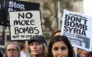 Protesten in Londen tegen de geallieerde aanvallen op Syrische doelen, maandag. beeld  EPA, Andy Rain