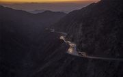 Brandweerwagens onderweg door de Bear Canyon bij Santa Clarita in Californië. beeld EPA