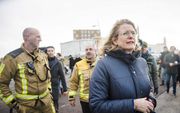 De Haagse burgemeester Pauline Krikke bekijkt in Scheveningen de schade die is ontstaan door de door vonkenregen van het grote vreugdevuur op het Noorderstrand. beeld ANP, Bart Maat