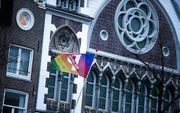 In reactie op de Nashvilleverklaring hing de regenboogvlag uit bij de Keizersgrachtkerk in Amsterdam. beeld EPA, Jeroen Jumelet
