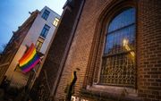 Op menige plek in Nederland ging maandag de regenboogvlag uit, als reactie op de Nashvilleverklaring die zaterdag werd gepubliceerd. beeld ANP, Jeroen Jumelet