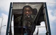 In stukken gescheurd billboard van de vertrekkende Congolese president Joseph Kabila. beeld EPA, Hugh Kinsella Cunningham