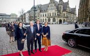 Koning Willem-Alexander en koningin Maxima bezoeken het Rathuis en worden ontvangen door burgemeester Sieling. beeld ANP