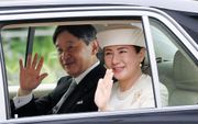 De kersverse keizer van Japan, Naruhito en zijn vrouw Masako zwaaien naar het publiek nadat de keizer zijn vader Akihito woensdag officieel had opgevolgd.  beeld EPA, Jiji Press