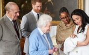 Koningin Elizabeth heeft haar kersverse achterkleinkind Archie op Windsor Castle ontmoet.  beeld EPA