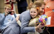 De Nederlandse Daimy Gommers (7) kreeg de kans om de kersverse vader prins Harry een kraamcadeautje te overhandigen voor zijn zoon Archie.  beeld ANP