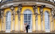 Het koningspaar voor Slot Sanssouci in Potsdam. beeld ANP