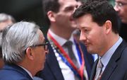 Selmayr (r.) met zijn chef Juncker. beeld AFP, Emmanuel DUNAND