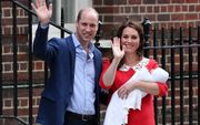 Brits feest: een prinsje is geboren. William en Kate laten hun zoon zien. beeld AFP