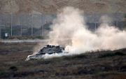 Israëlische tank op patrouille bij de grens met de Gazastrook, dinsdag, beeld AFP, Jack Guez