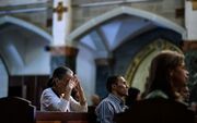 Venezolanen in een kerk. beeld AFP, Federico Parra