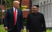 De Noord-Koreaanse leider Kim Jong-un (r.) wil graag weer een topontmoeting met de Amerikaanse president Trump. Hier poseren ze voor de camera tijdens hun eerste ontmoeting op 11 juni in Singapore.  beeld AFP, Saul Loeb