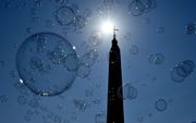 Zeepbellen tegen de achtergrond van de de obelisk op de Piazza del Popolo in Rome. beeld AFP