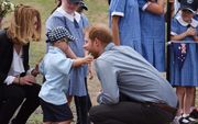 De 5-jarige Luke Vincent stal de show door prins Harry een dikke knuffel te geven, om hem vervolgens aan zijn baard te trekken. beeld AFP