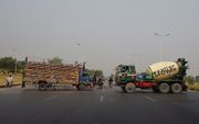 Vrachtwagens blokkeren een hoofdweg naar de Pakistaanse hoofdstad Islamabad. Ze protesteren daarmee tegen de vrijlating van Asia Bibi, een christelijke vrouw die in 2009 gevangen werd genomen omdat zij de profeet Mohammed beledigd zou hebben. beeld AFP
