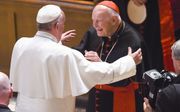 Oud-kardinaal McCarrick en de paus. beeld AFP