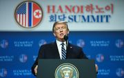 De Amerikaanse president Trump tijdens zijn persconferentie in Hanoi. beeld AFP