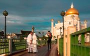 Bruidspaar bij een moskee in Bandar Seri Begawan, de hoofdstad van Brunei. beeld AFP, Brunei Out