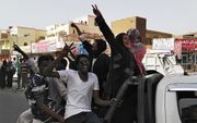 Vreugde om het opstappen van president Omar al-Bashir, donderdagmorgen in de straten van de Sudanese hoofdstad Khartoem. beeld AFP