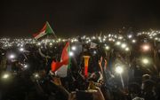 Demonstranten protesteren met hun mobieltjes bij het militaire hoofdkwartier in de Sudanese hoofdstad Khartoem. beeld AFP, Ozan Kose