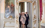 Het koningspaar krijgt in Potsdam een rondleiding door Schloss Sanssouci. beeld AFP